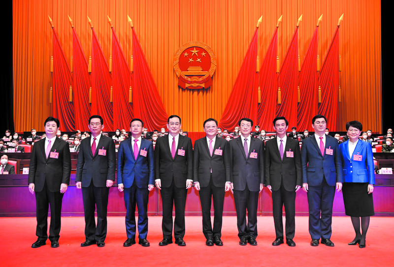 新一届省政府领导班子合影。左起分别是吕玉印、王志忠、张新、王曦、王伟中、张虎、张少康、孙志洋、冯玲。.jpg